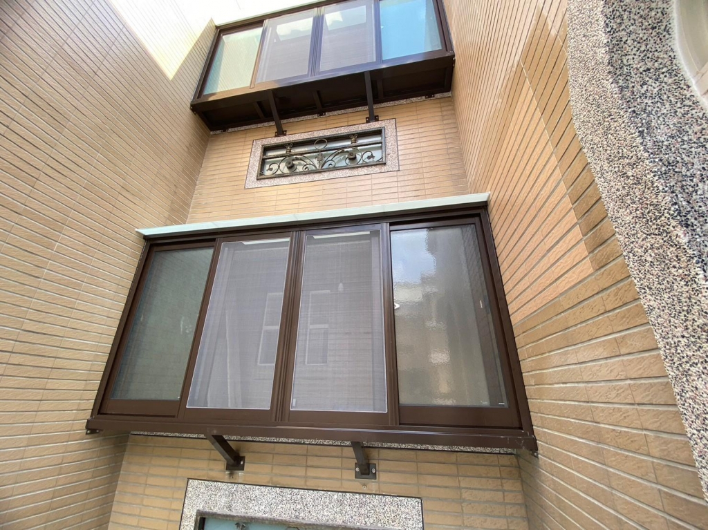 陽台凸窗
