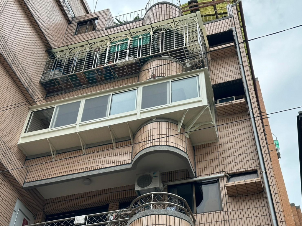 陽台凸窗